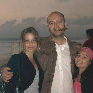 Carlos Acosta-Milian como Productor junto a sus hijas Ariadna y Valeria,en el set de rodaje de la Tv Movie 