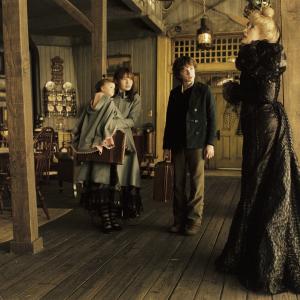 Still of Meryl Streep, Liam Aiken, Emily Browning and Shelby Hoffman in Neitiketinos Lemoni Sniketo istorijos (2004)