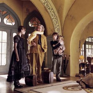 Still of Liam Aiken, Emily Browning, Billy Connolly and Shelby Hoffman in Neitiketinos Lemoni Sniketo istorijos (2004)