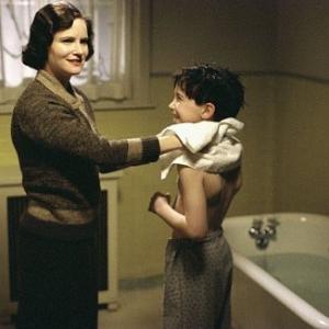 Still of Jennifer Jason Leigh and Liam Aiken in Road to Perdition 2002