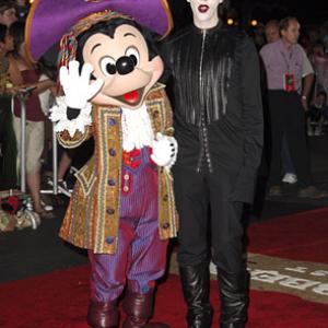 Marilyn Manson and Wayne Allwine at event of Karibu piratai numirelio skrynia 2006
