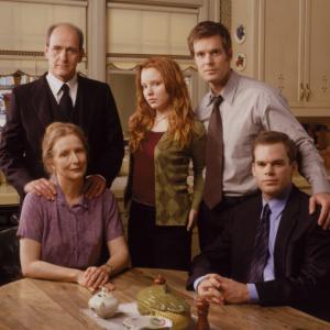 Still of Lauren Ambrose, Frances Conroy, Michael C. Hall, Richard Jenkins and Peter Krause in Sesios pedos po zeme (2001)