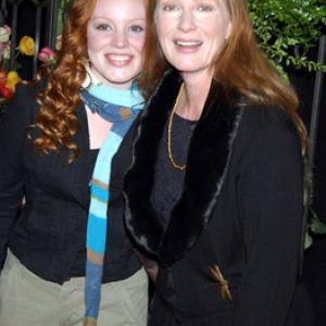 Lauren Ambrose and Frances Conroy at event of Sesios pedos po zeme 2001