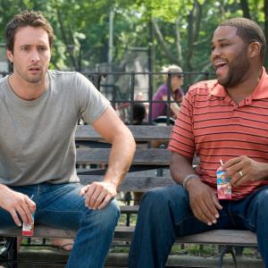 Still of Anthony Anderson and Alex OLoughlin in Atsarginis planas 2010