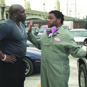 Still of Anthony Anderson and Lester Speight in Cradle 2 the Grave 2003