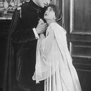 Still of Yvette Andréyor, René Cresté and Louis Feuillade in La nouvelle mission de Judex, épisode 1: Le mystère d'une nuit d'été (1918)