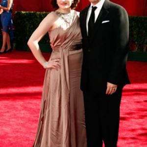 Elisabeth Moss and Fred Armisen at event of The 61st Primetime Emmy Awards 2009