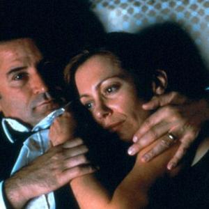 Still of Anthony LaPaglia and Kerry Armstrong in Lantana (2001)