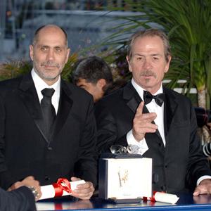 Tommy Lee Jones and Guillermo Arriaga at event of The Three Burials of Melquiades Estrada (2005)