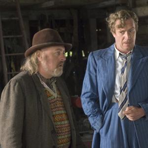 Still of Bill Bailey and Rhys Ifans in Aukle Makfi ir didysis sprogimas (2010)