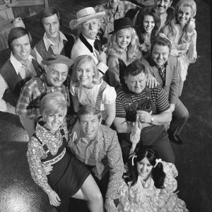 Still of Cathy Baker Archie Campbell Roy Clark Jim Hager Gunilla Hutton Grandpa Jones Buck Owens Jeannine Riley Lulu Roman Junior Samples Stringbean Gordie Tapp and Mary Taylor in Hee Haw 1969