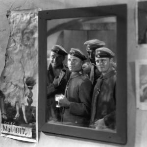 Still of Lew Ayres, William Bakewell and Scott Kolk in Vakaru fronte nieko nauja (1930)