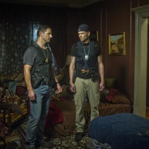 Still of Eric Bana and Joel McHale in Gelbek mus nuo pikto (2014)