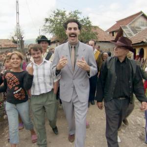 Still of Sacha Baron Cohen in Boratas. Kaip saunusis Kazachstano zurnalistas Amerikoj patirti graibste (2006)
