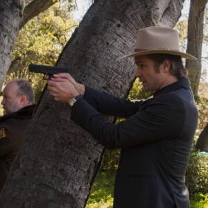 Still of Jim Beaver and Timothy Olyphant in Justified (2010)