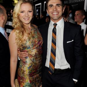 Emma Bell and Miles Fisher at event of Galutinis tikslas 5 3D (2011)