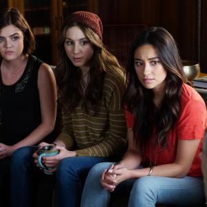 Still of Troian Bellisario Lucy Hale and Shay Mitchell in Jaunosios melages 2010