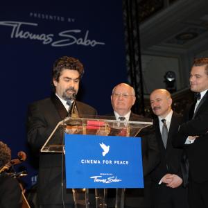 Joe Berlinger accepts the Cinema for Peace prize from Mikhail Gorbachev and Leonardo DiCaprio