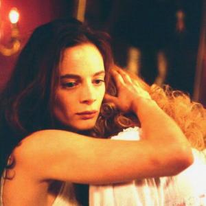 Gabrielle Anwar on the set of The Manor, the dark comedic tale directed by Berris.