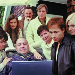 Still of Dorothée Berryman, Toni Cecchinato, Rémy Girard, Marina Hands, Yves Jacques, Dominique Michel, Louise Portal and Stéphane Rousseau in Les invasions barbares (2003)