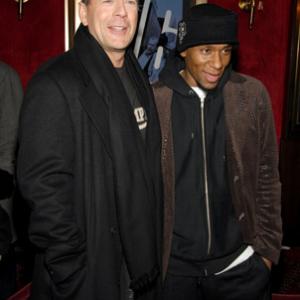 Bruce Willis and Yasiin Bey at event of 16 kvartalu (2006)