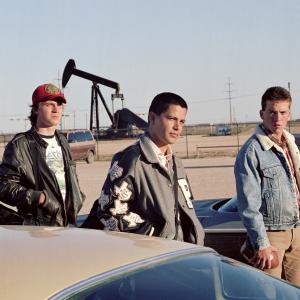Still of Lucas Black, Jay Hernandez and Garrett Hedlund in Penktadienio vakaro ziburiai (2004)