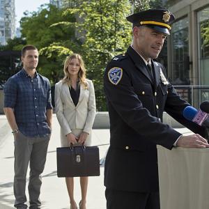 Still of Paul Blackthorne Katie Cassidy and Stephen Amell in Strele 2012