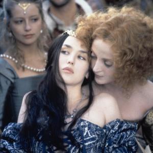 Still of Isabelle Adjani and Dominique Blanc in La reine Margot 1994