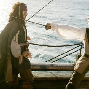 Still of Johnny Depp and Orlando Bloom in Karibu piratai numirelio skrynia 2006