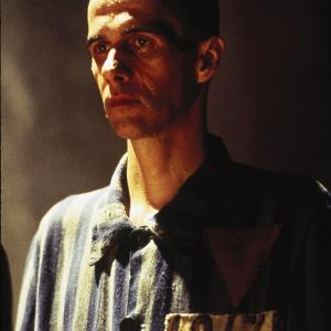 Still of Lothaire Bluteau in Bent (1997)