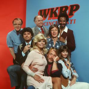 Still of Loni Anderson, Tim Reid, Frank Bonner, Howard Hesseman, Gordon Jump, Richard Sanders, Gary Sandy and Jan Smithers in WKRP in Cincinnati (1978)