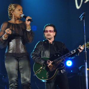 Mary J Blige and Bono at event of The 48th Annual Grammy Awards 2006