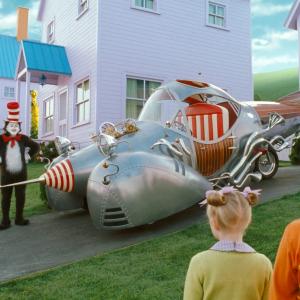 Still of Mike Myers, Spencer Breslin and Dakota Fanning in Dr. Seuss' The Cat in the Hat (2003)
