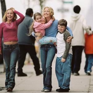 Still of Kate Hudson, Spencer Breslin, Hayden Panettiere and Abigail Breslin in Raising Helen (2004)
