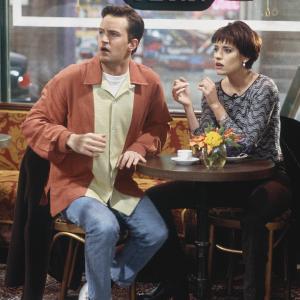 Still of Matthew Perry and Paget Brewster in Draugai (1994)