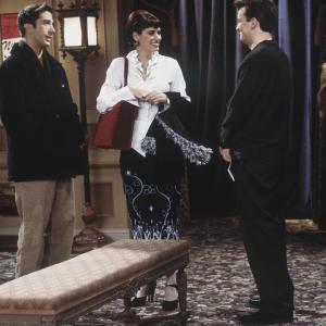 Still of Matthew Perry David Schwimmer and Paget Brewster in Draugai 1994