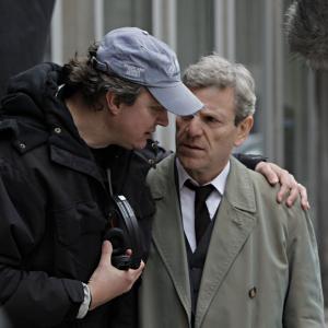 Johan Brisinger directs Tchéky Karyo on the set of ÄNGLAVAKT (Among Us).