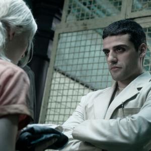 Still of Emily Browning and Oscar Isaac in Nelauktas smugis 2011