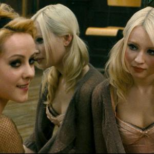 Still of Emily Browning and Jena Malone in Nelauktas smugis (2011)