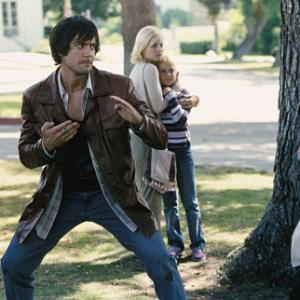 Episode 6: (l-r) Innis Casey, Elisha Cuthbert and Skye McCole Bartusiak (in background), Billy Burke