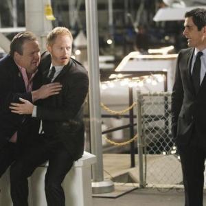 Still of Ty Burrell, Jesse Tyler Ferguson and Eric Stonestreet in Moderni seima (2009)