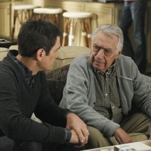 Still of Philip Baker Hall and Ty Burrell in Moderni seima (2009)