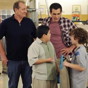 Still of Ty Burrell, Ed O'Neill, Nolan Gould and Rico Rodriguez in Moderni seima (2009)