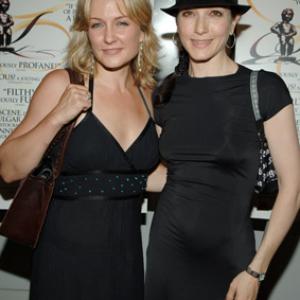 Bebe Neuwirth and Amy Carlson at event of The Aristocrats 2005