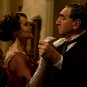 Still of Elizabeth McGovern and Jim Carter in Downton Abbey 2010