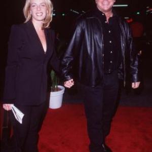 Tom Arnold and Julie Armstrong at event of Titanikas (1997)