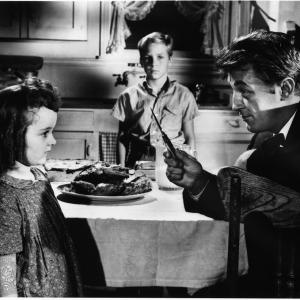 Still of Robert Mitchum, Sally Jane Bruce and Billy Chapin in The Night of the Hunter (1955)
