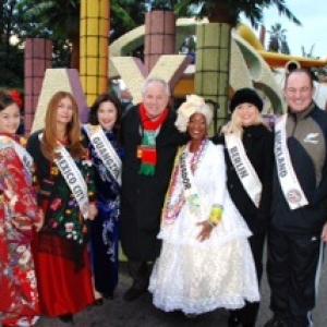 Rose Parade Float Riders with Tom Labonge 112013