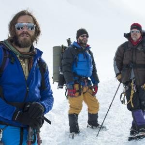 Still of Josh Brolin and Jason Clarke in Everestas 2015