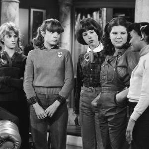 Still of Molly Ringwald, Kim Fields, Mindy Cohn, Gary Coleman, Julie Anne Haddock and Dana Plato in Diff'rent Strokes (1978)